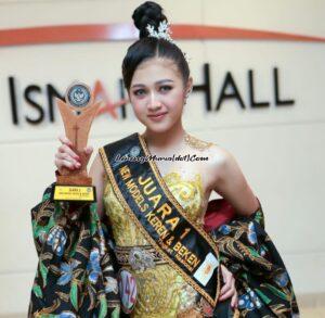 Putri Dwi Lestari, siswa SMAN 3 Pati yang berprestasi sebagai juara 1 dalam ajang New Model Keren dan Beken tingkat nasional beberapa waktu yang lalu di Jakarta