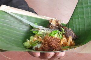 Pecel Madiun dipincuk memakai daun pisang merupakan menu yang cocok untuk sarapan pagi