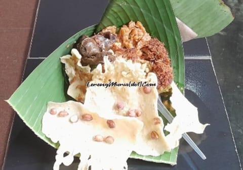 Pecel Madiun yang dilengkapi peyek kacang semakin menambah lezatnya rasa