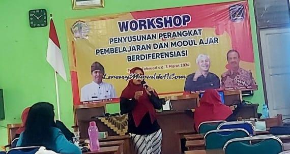 Yenni Khomaria, S.Pd. menyampaikan materi Penerapan Pembelajaran Berdeferensiasi dalam acara workshop yang diselenggarakan SMAN 3 Pati