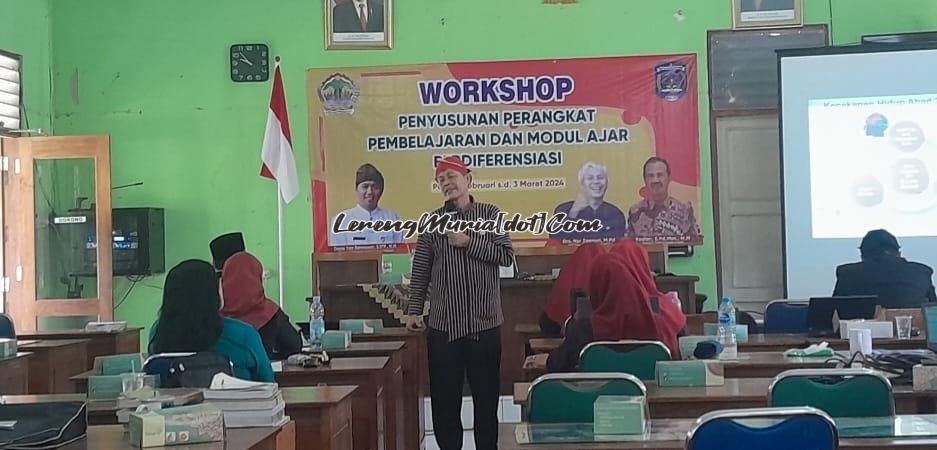 Drs. Muhammad Zaenuri, M.Si. sedang memberikan materi workshop dihadapan guru dan karyawan SMAN 3 Pati