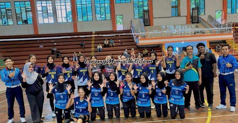 Tim putri SMAN 3 Pati (belakang berdiri) menunjukkan performa terbaiknya dengan menundukkan SMAN 1 Tayu (3-0) dalam final bola voli Popda Kabupaten Pati di GOR Pesantenan Pati