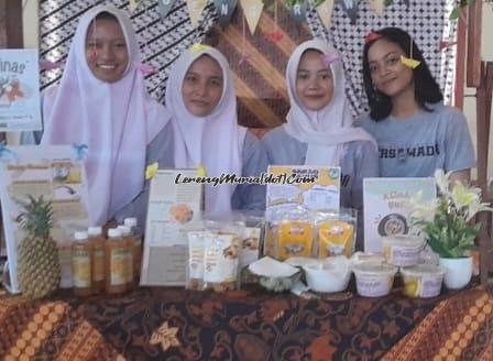 Produk hasil kreatifitas kelas XI-11 yang terdiri dari sirup nanas, asinan buah, kripik sukun dan bakso bayam