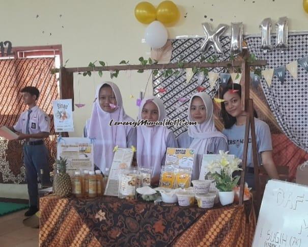 Stan Kelas XI-11 yang bernuansa batik beserta produk andalannya