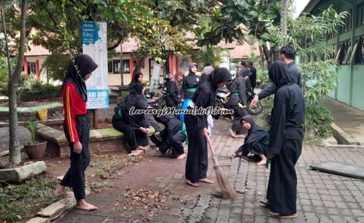 Siswa SH Terate sedang membersihkan salah satu taman di SMKN 3 Pati