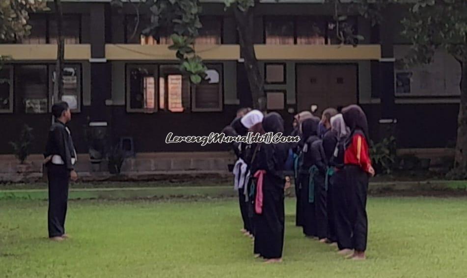 Siswa SH Terate sedang membersihkan salah satu taman di SMKN 3 Pati