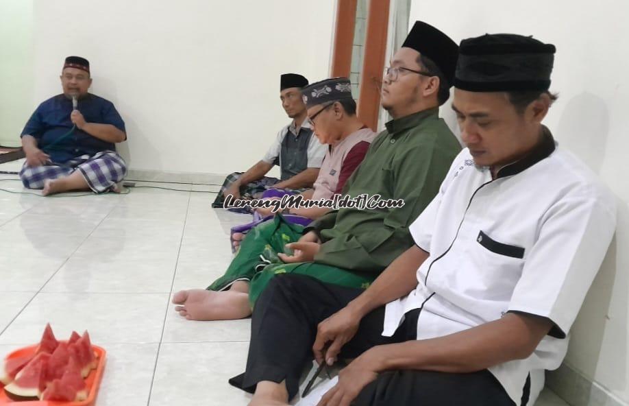 Acara ruwahan di salah satu perumahan warga yang dilaksanakan di dalam mushola