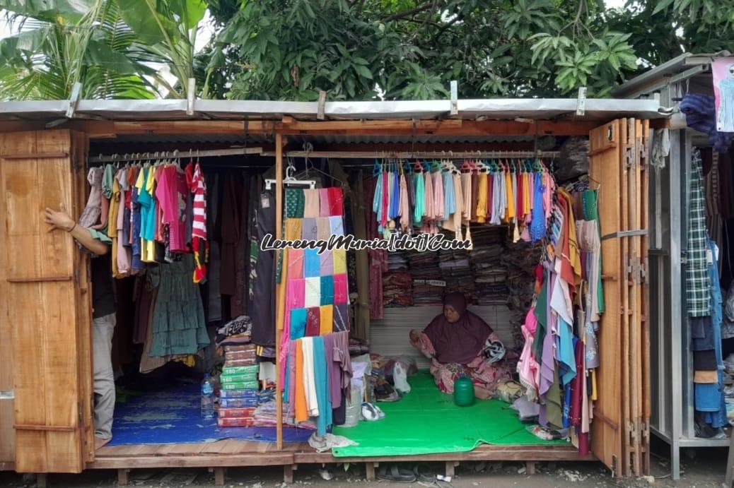 Lapak tempat jualan kerudung Nur Yuliati yang memanfaatkan lahan warga di sekitar Pasar Ngawen Kabupaten Blora