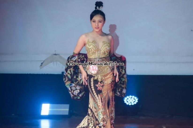 Putri Dwi Lestari saat tampil  sebagai model di cat walk ajang New Models Keren & Beken di Jakarta beberapa waktu yang lalu.