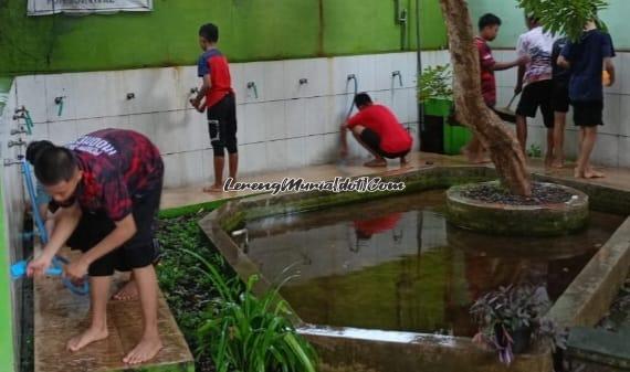 Pesilat SH Terate sedang membersihkan tempat wudlu Masjid Jabal Khoir SMAN 3 Pati beberapa waktu yang lalu