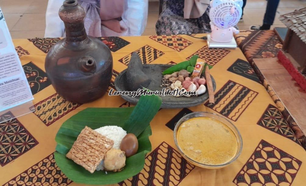 Nasi gandul masakan khas Pati yang dipamerkan dalam pagelaran P5 SMAN 3 Pati