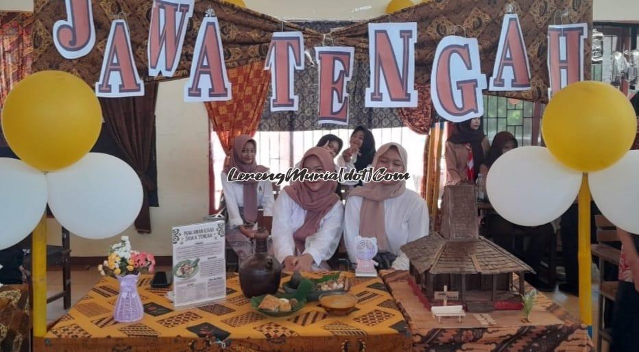 Tampilan stan kelas X-5 yang menampilkan Provinsi Jawa Tengah dan pernak-pernik budayanya termasuk nasi gandul