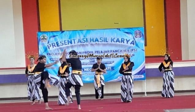 Gerakan pencak silat yang diperagakan oleh siswa dalam Tari Jawara