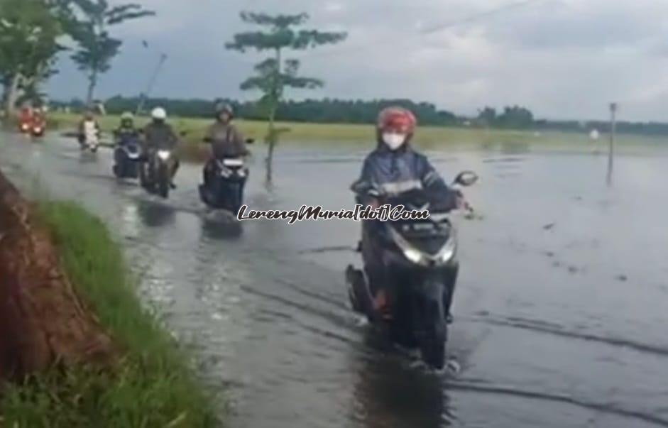 Air menggenangi jalan raya dan persawahan di Dukuh Pondohan Desa Purworejo sepanjang 1,5 km