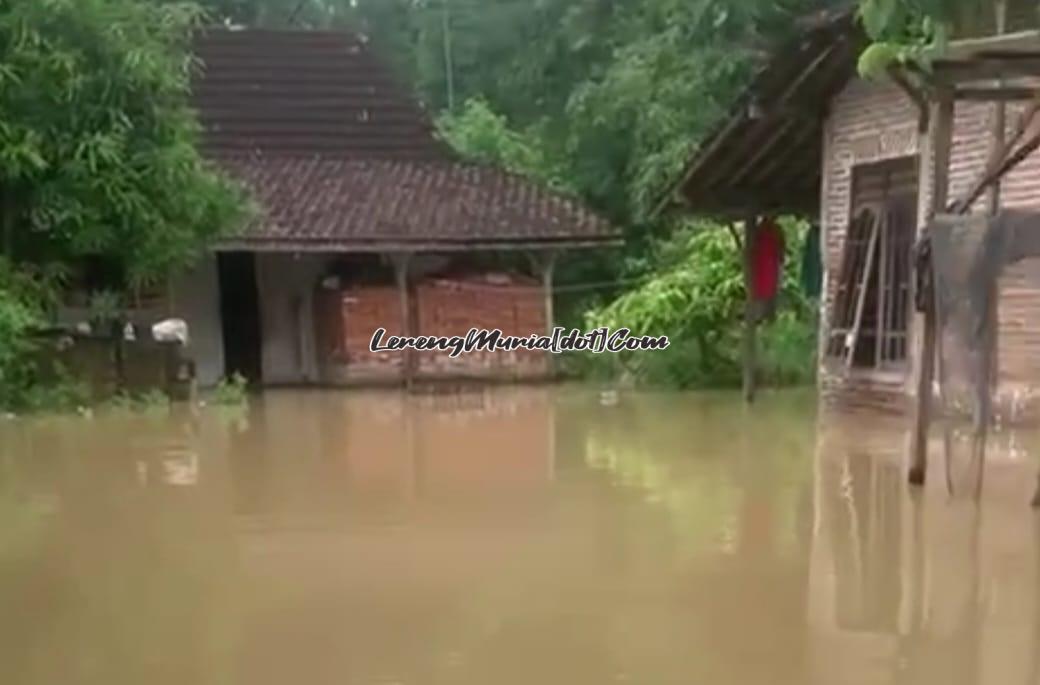 Banjir di Desa Purworejo Pati yang tingginya mencapai paha orang dewasa