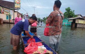 Untuk memudahkan pergerakan di lokasi bencana banjir, makanan di masukkan di dalam perahu