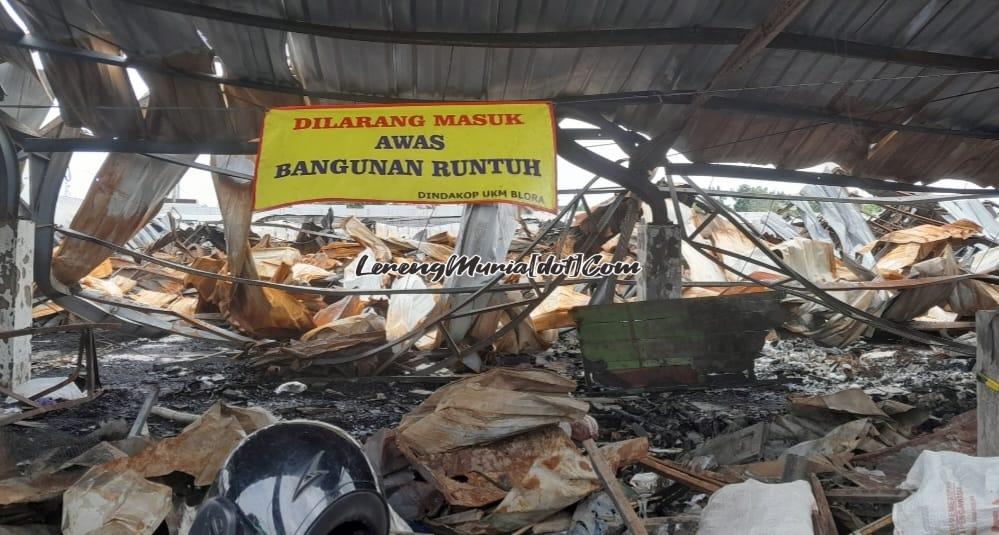 Puing-puing bekas kebakaran Pasar Ngawen yang belum dibersihkan masih berserakan di lokasi kejadian