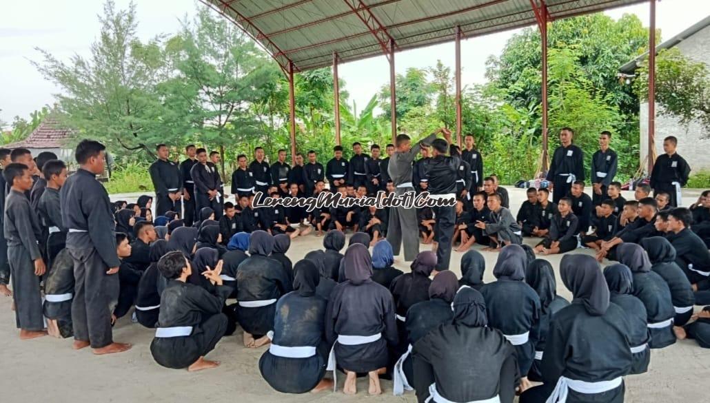 Pesilat SH Terate sabuk putih sedang melakukan peregangan di Zona 3 SMAN 3 Pati