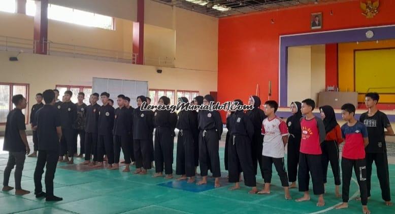 Atlet pencak silat Popda Kabupaten Pati bersiap untuk berlatih dan seleksi eliminasi di Auditorium SMAN 3 Pati