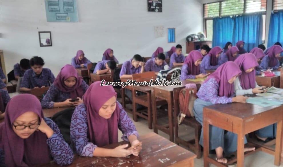 Siswa mengikuti kegiatan Tadarus Ramadhan di dalam kelas yang dipandu tersentral