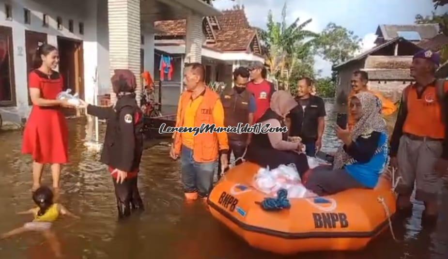 Penyaluran bantuan nasi bungkus oleh FRPB Pati di Desa Pasuruhan Kayen