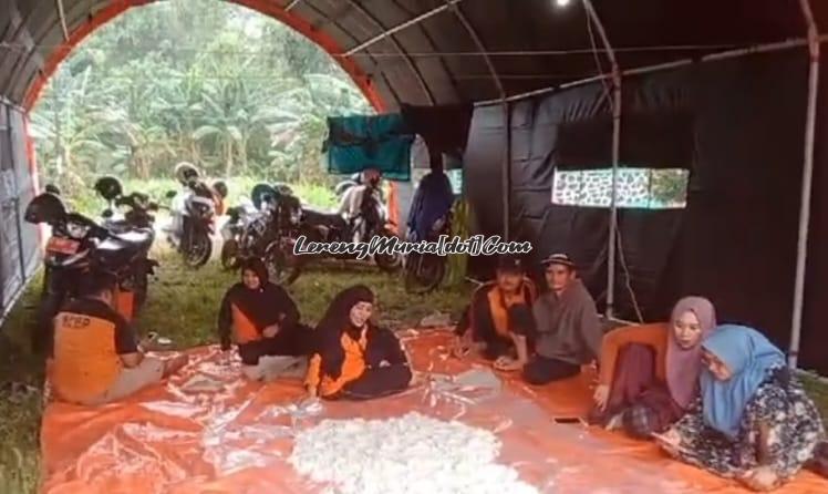 Persiapan membungkusi nasi di dapur umum Dukuh Mbiteng Desa Banjarsari Gabus