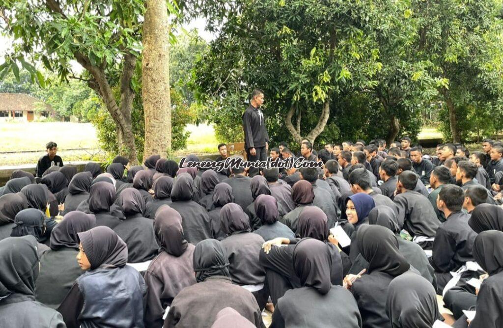 Ketua Cabang SH Terate Pati Abdul Khalim, M.Pd.I., M.M. memberikan motivasi pentingnya menuntut ilmu kepada siswa sabuk putih di Zona 3 SMAN 3 Pati