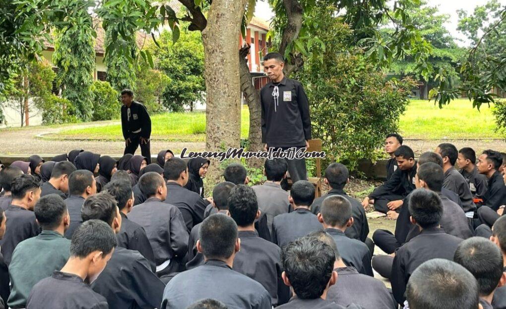 Abdul Khalim, M.Pd.I., M.M. Kacab SH Terate Pati sedang berkomunikasi langsung dengan siswa sabuk putih pada saat memberi motivasi