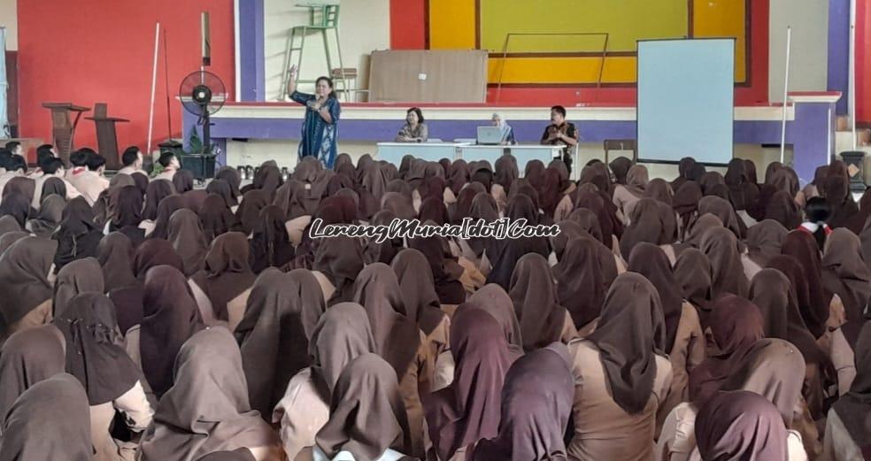 Febrita Paulina H. dosen FIK, menjadi nara sumber dalam sosialisasi UM di SMAN 3 Pati