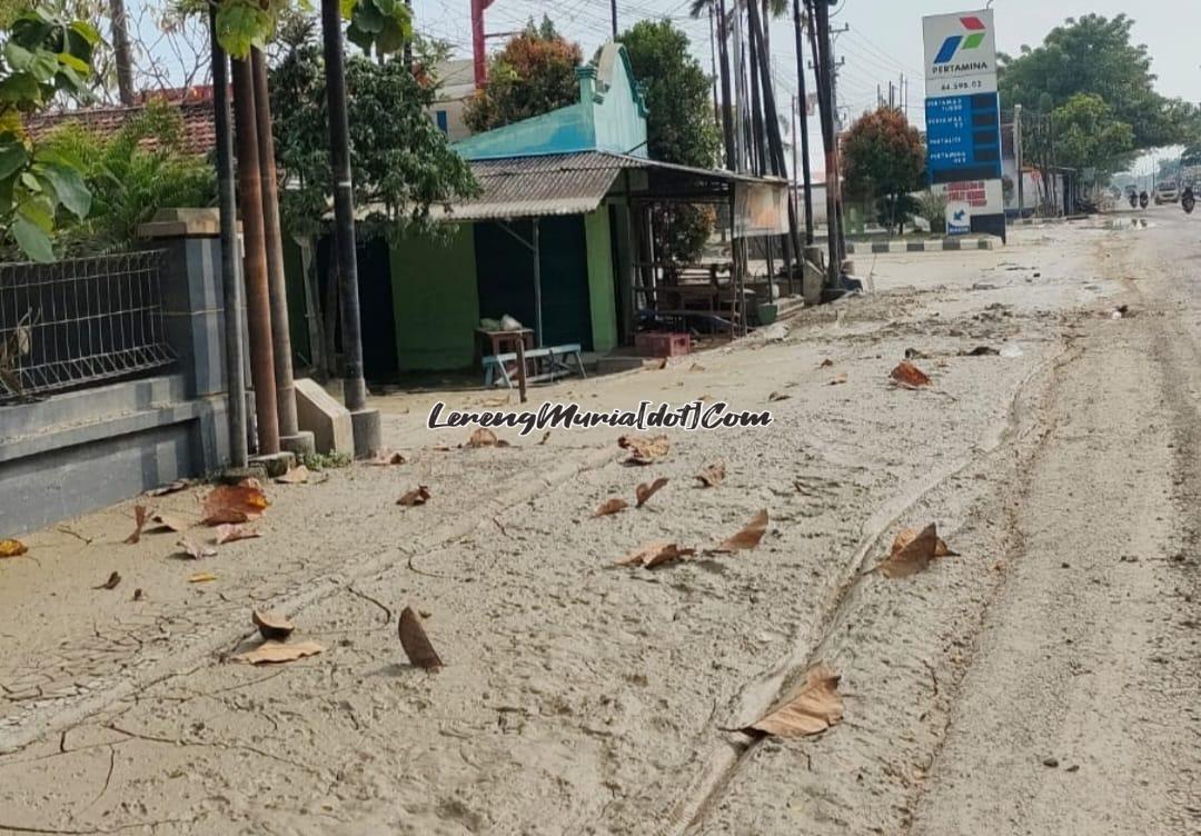 Lumpur bekas banjir  di jalan raya dengan ketebalan mencapai 35 cm yang membahayakan pengguna jalan