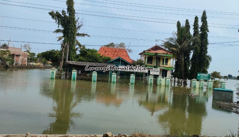 Kantor KUA Kecamatan Karanganyar Demak juga masih seperti lautan