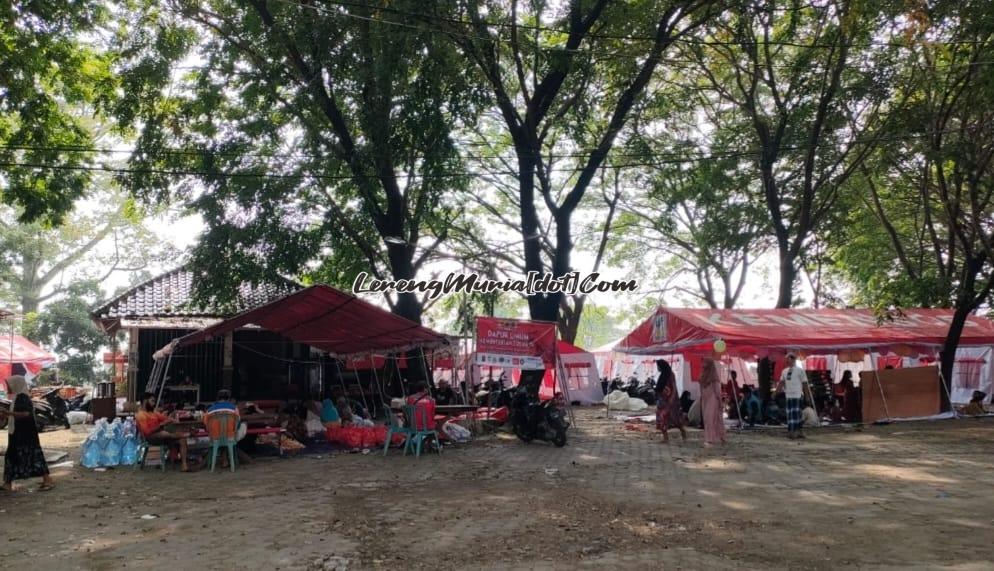 Tenda pengungsian dan dapur umum yang masih beroperasi untuk menampung dan membantu korban banjir