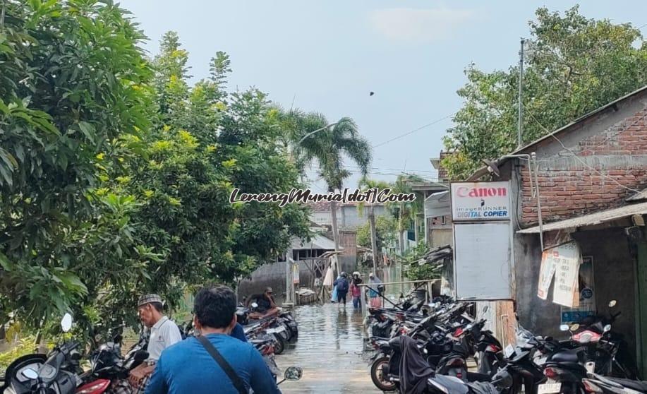 Warga memarkir sepeda motor di mulut gang yang permukaan tanahnya lebih tinggi