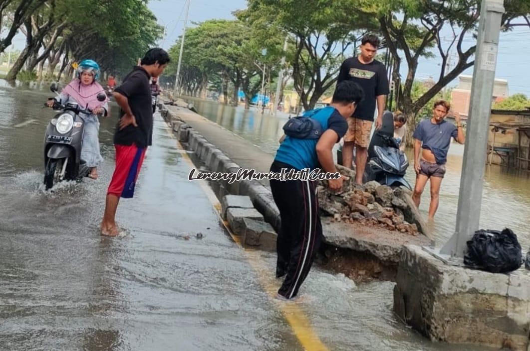 Warga bergotong royong membongkar selokan yang tersumbat di jalur Pantura Demak