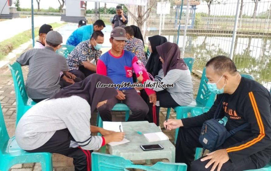 Para siswa SMK TBI Pati sedang melakukan baksos Sahabat Desa dengan melakukan pengecekan kesehatan warga di Desa Sugiharjo Pati