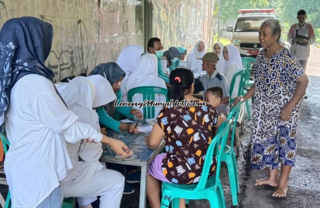 Pengecekan kesehatan oleh siswa SMK TBI Pati di lokasi banjir Desa Widorokandang Pati