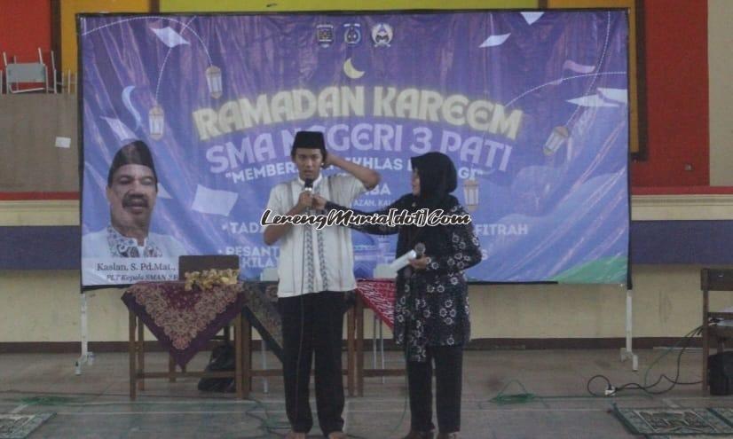 Nara sumber Jumiarsih, M.Pd. berinteraksi dengan siswa pada saat memberikan materi seputar kewajiban mencari ilmu