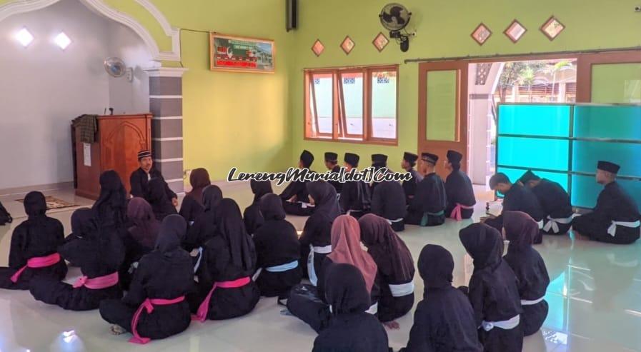 Para pesilat SH Terate Komisariat SMAN 3 Pati bersiap melakukan doa bersama untuk menghadapi ujian sekolah