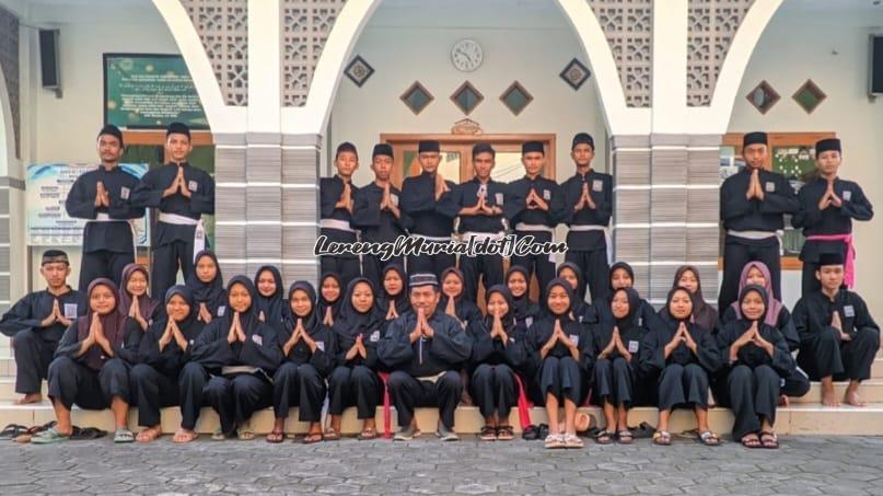 Para pesilat SH Terate foto bersama di depan Masjid Jabal Khoir SMAN 3 Pati setelah acara doa bersama