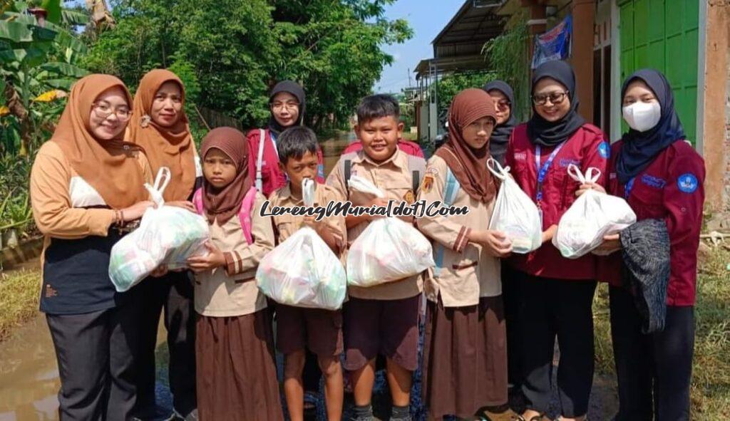 Guru SDN Geritan Pati berbagi terhadap siswa yang terdampak banjir