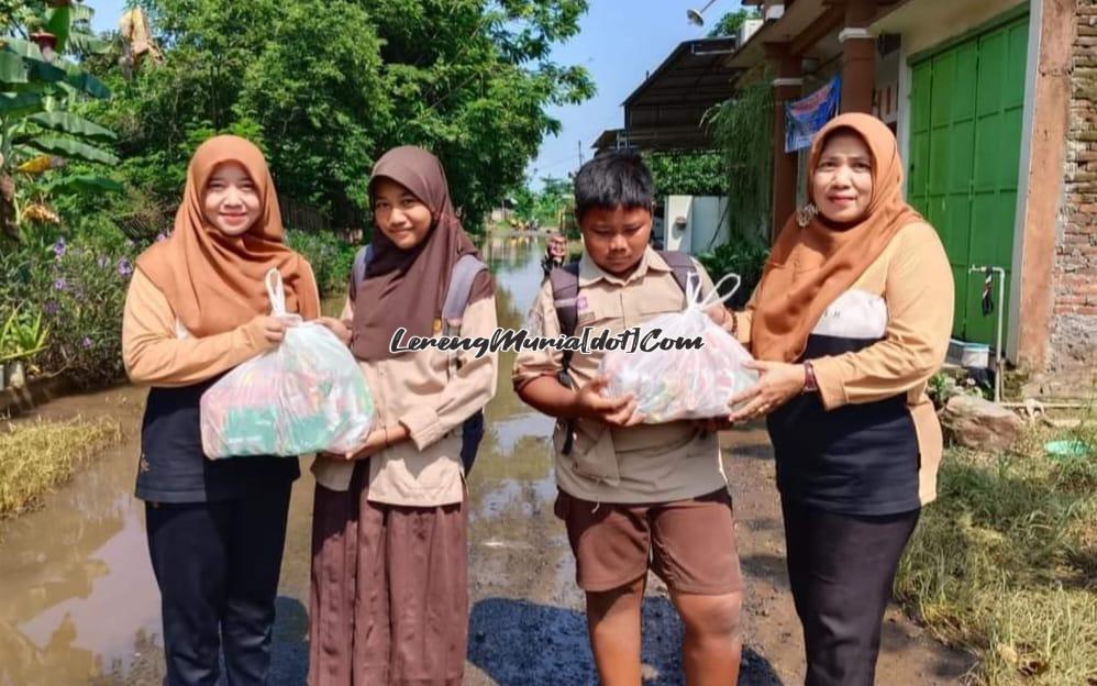 Kepala SDN Geritan Pati Sudaryati, S.Pd. (paling kanan) memberikan bantuan kepada siswa