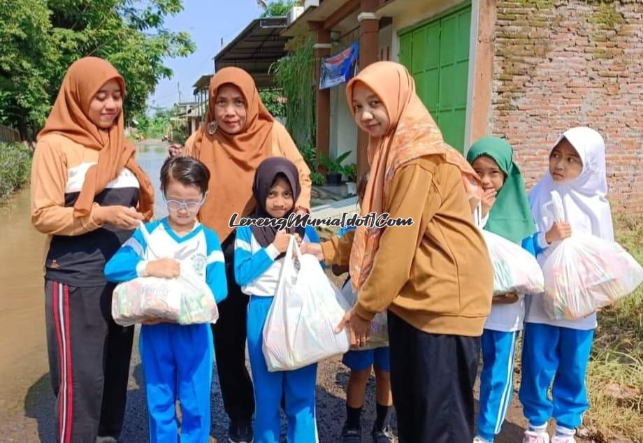 Senyum ceria siswa SDN Geritan Pati ketika mendapat baksos dari gurunya