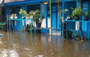 Kondisi SDN Purworejo 01 Pati yang tergenang air sampai ketinggian 45 cm sehingga pembelajaran siswa dengan cara daring