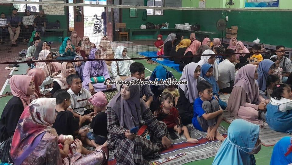 Keakraban antar angkatan Madrasah Darul Ulum terlihat dalam acara bukber di bulan Ramadhan (30/3/2024)