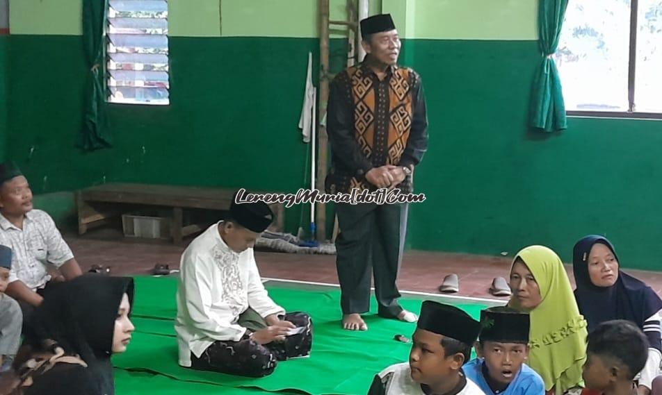 Ketua Yayasan Darul Ulum H. Abdul Ghoni Supeno (berdiri) memberikan sambutan pada saat acara bukber di Gedung Serba Guna Desa Tamansari Tlogowungu