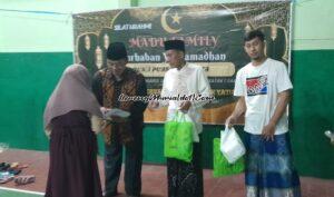 Penyerahan santunan untuk anak yatim oleh Ketua Yayasan Darul Ulum H. Abdul Ghoni Supeno (2 dari kiri) didampingi oleh Ahmad Lutfi Ni'am, S.Pd.I. (3 dari kiri) salah satu guru MA Darul Ulum