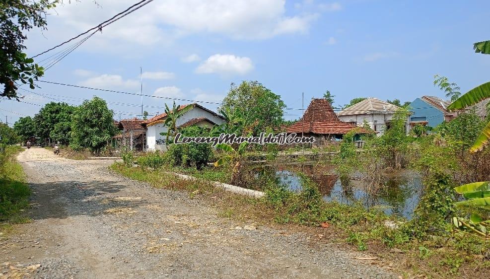 Jalan desa tidak tergenang air karena posisinya memang sudah ditinggikan