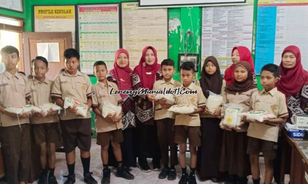 Para siswa SDN Geritan Pati yang mendapatkan zakat fitrah dari sekolah berfoto bersama dewan guru seusai pembagian zakat