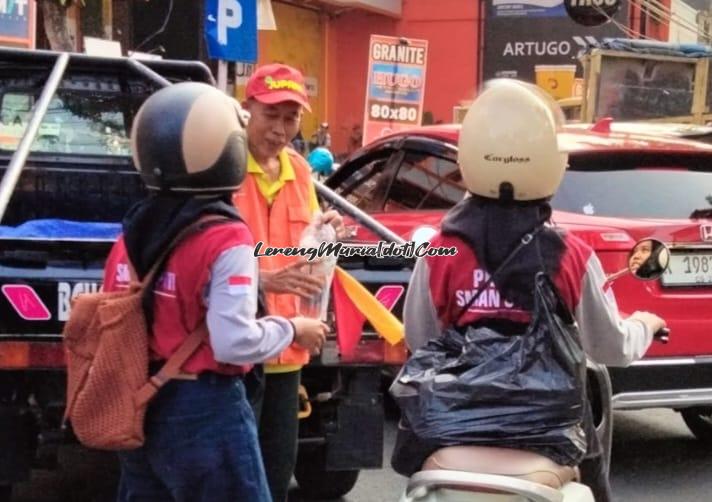 Melatih jiwa peduli, PKS SMAN 3 Pati bagi takjil keliling Kota Pati beberapa waktu yang lalu