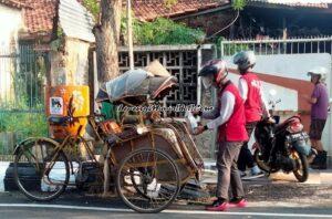 PKS SMAN 3 Pati membagi takjil untuk tukang becak di Kota Pati